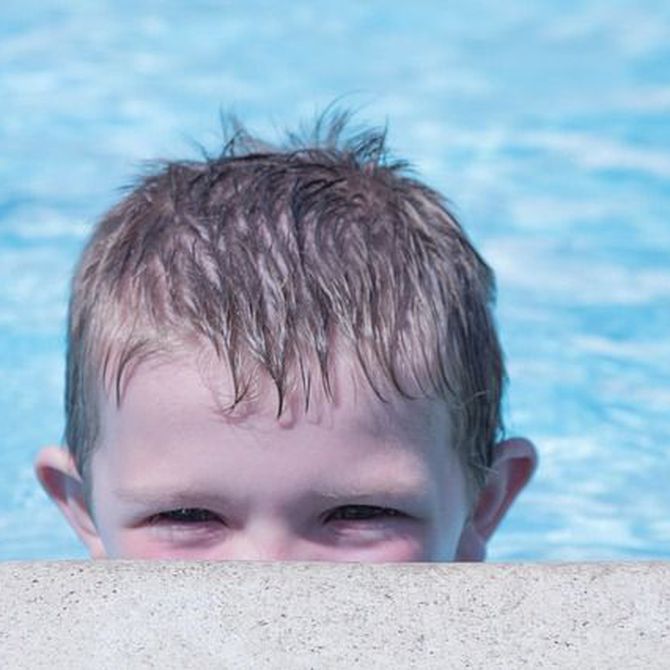 Por qué se nos ponen los ojos rojos en la piscina (y cómo evitarlo)