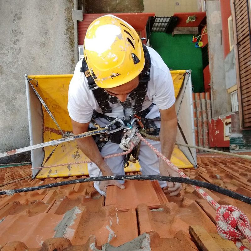 Reparar fachada de tejas en Santander.