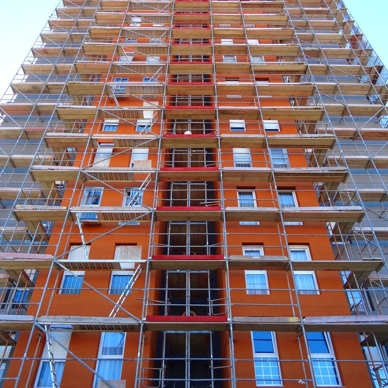 Rehabilitación de fachadas con andamio modular. Fachada Aislada Santander.