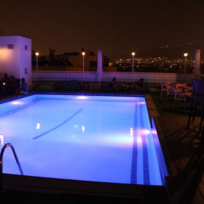La iluminación LED de piscinas