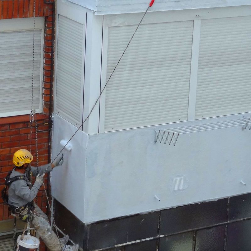 Pintores de fachadas. Trabajos con descuelgue vertical en Torrelavega.