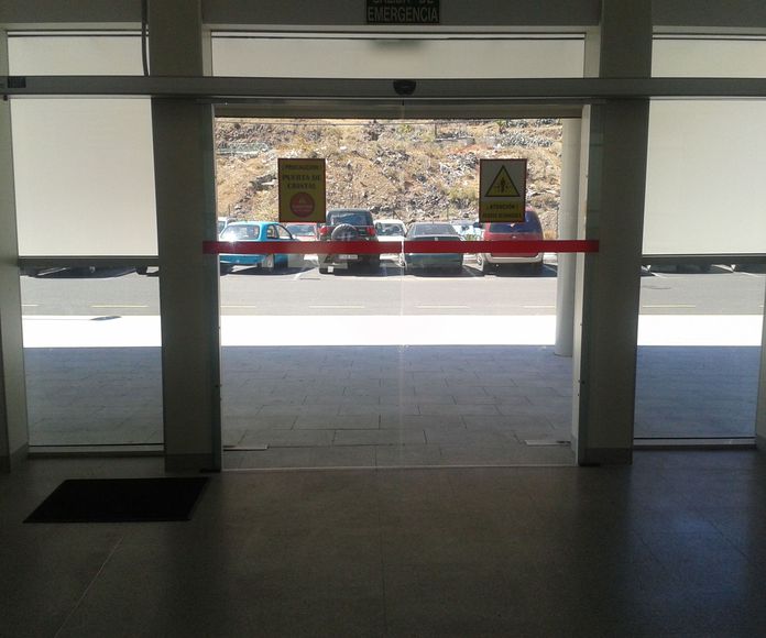 Puertas automaticas de cristal en Tenerife: Servicios de Puertas Automáticas Tomás del Toro }}
