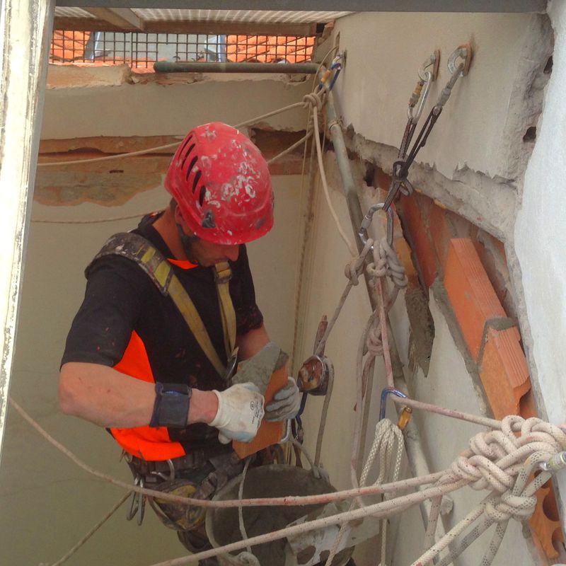 Reparación y trabajos de construcción en altura Santander- Torrelavega.