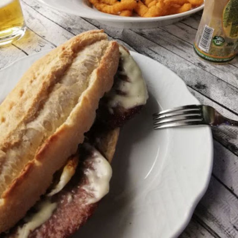 Bocadillos y hamburguesas: Carta de Cafetería Restaurante Zagora