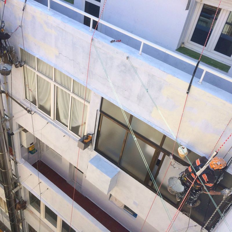 Rehabilitación y mantenimiento de fachadas con trabajos verticales Santander.