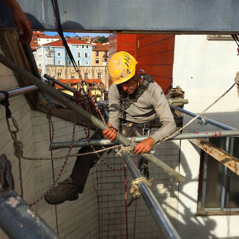 Reparación de patio de luces con trabajos verticales en Santander.
