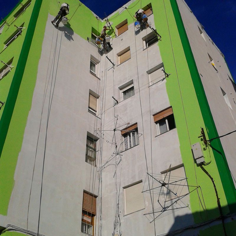 Rehabilitación de fachada en Santander con sistemas de cuerdas y lineas de vida eventuales.