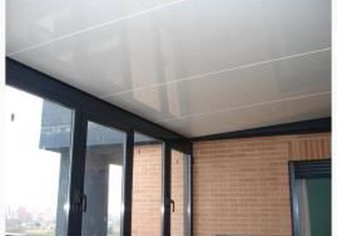 Soluciones para techos y sombras. Paneles autoportantes de aluminio