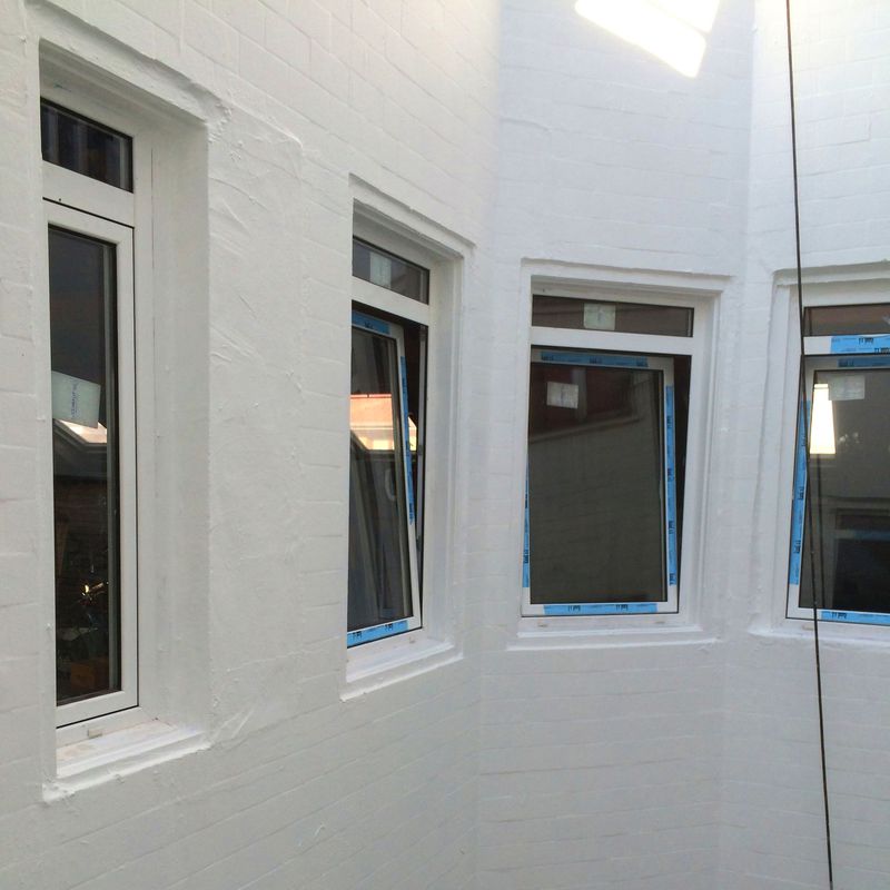 Revestimiento antifisuras y sustitución de ventanas en patio interior de Santander